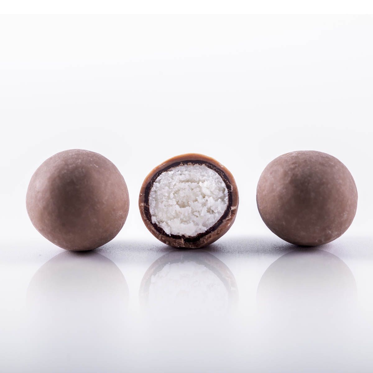 Coconut-milk chocolate dragées