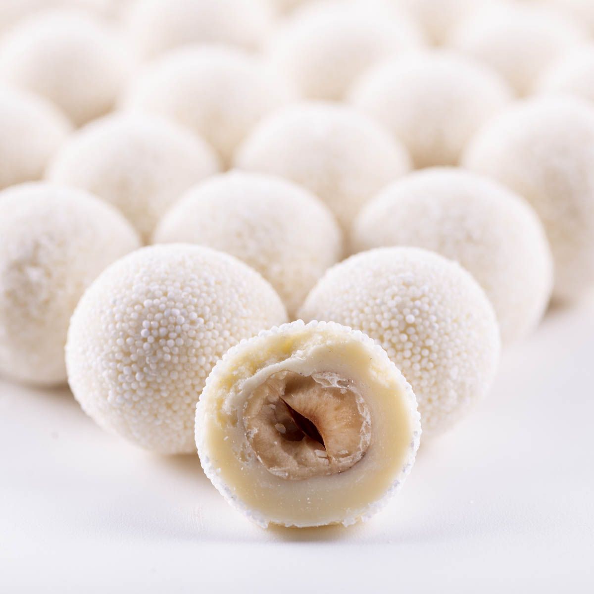 Coconut-white chocolate dragées