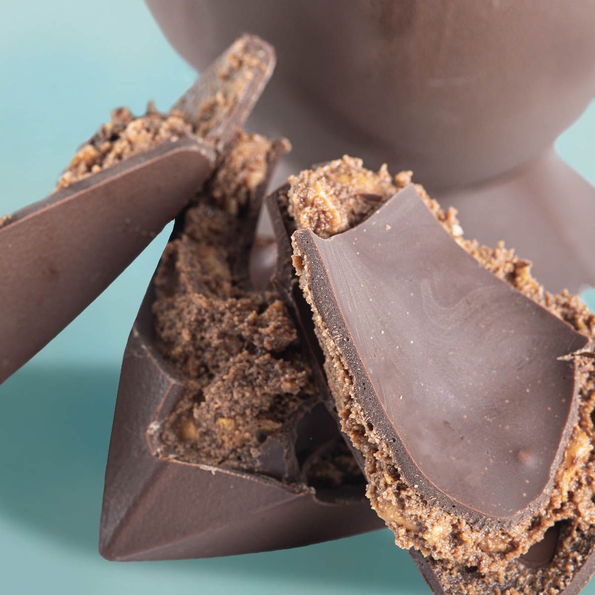Uovo Iconico farcito al cioccolato fondente e nocciola