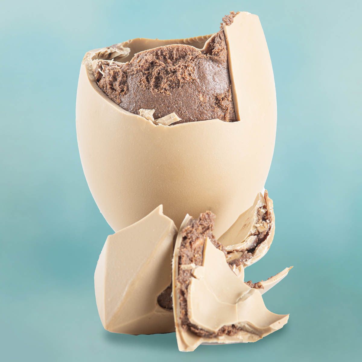 Uovo Iconico farcito al cioccolato bianco, caramello salato e mandorla