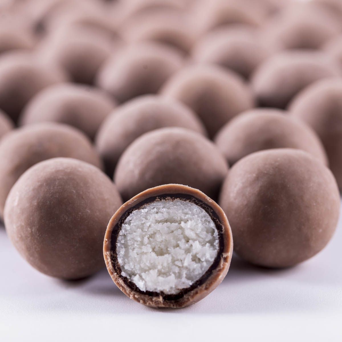 Coconut-milk chocolate dragées