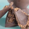 Uovo Iconico farcito al cioccolato fondente e nocciola