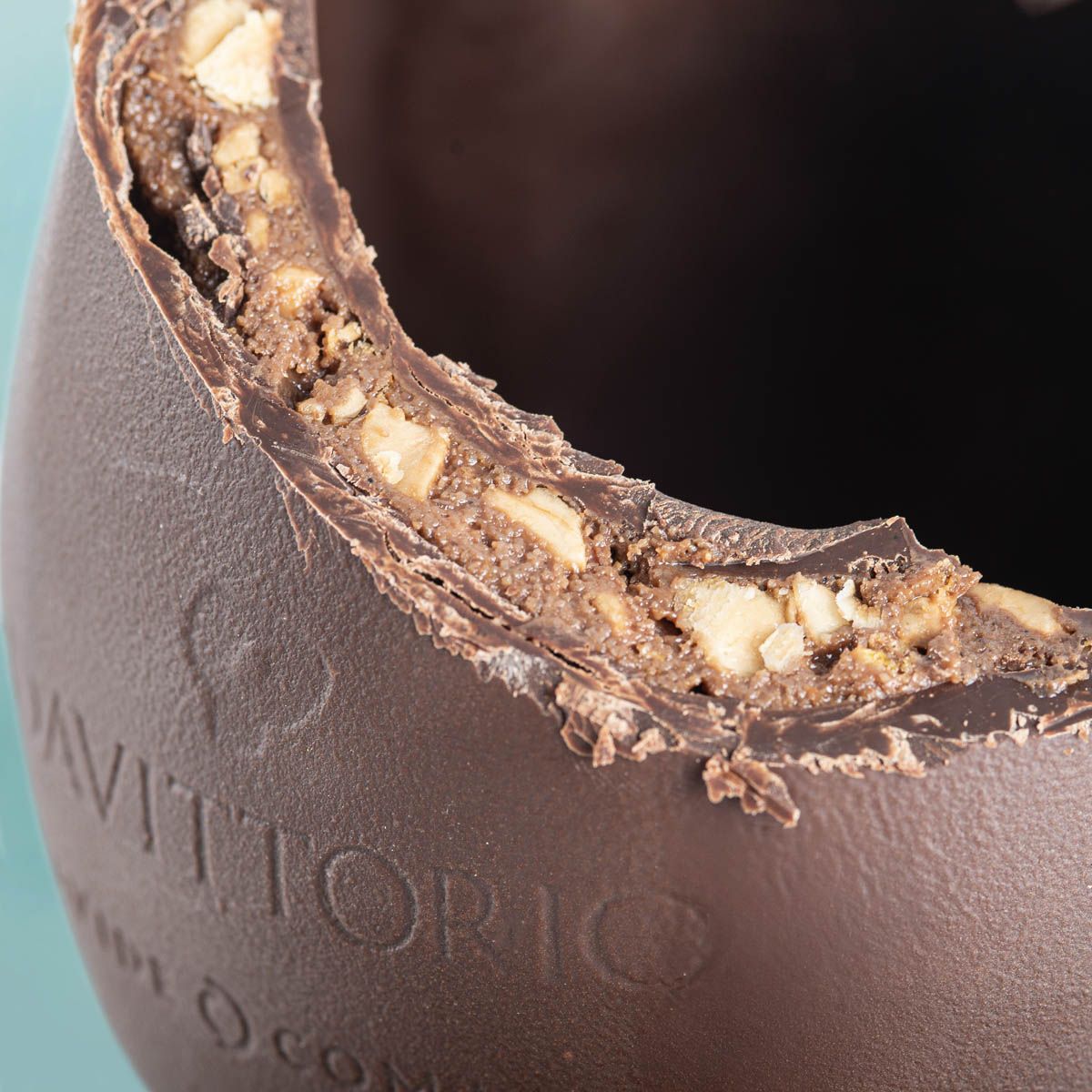 Uovo Iconico farcito al cioccolato fondente e nocciola