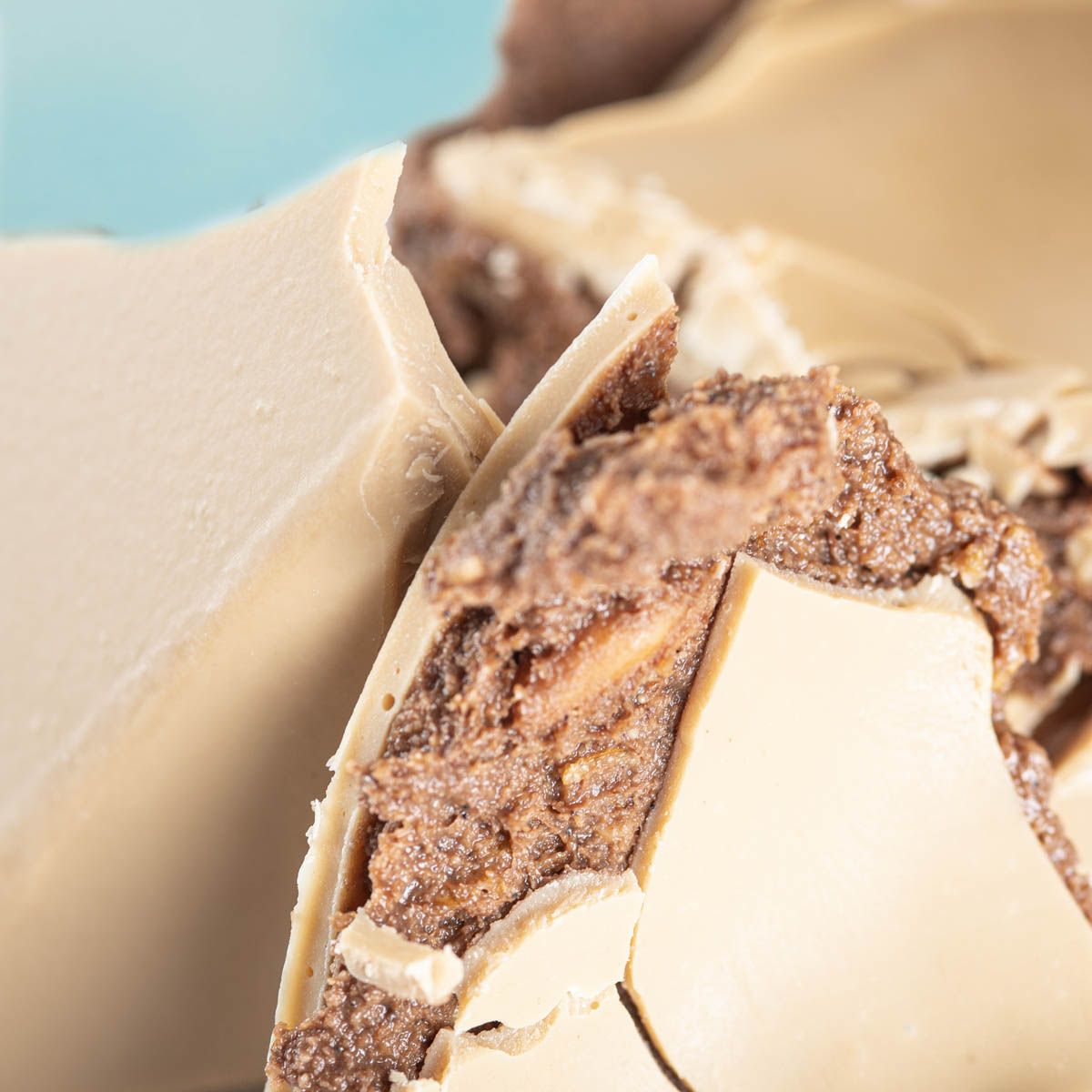 Uovo Iconico farcito al cioccolato bianco, caramello salato e mandorla