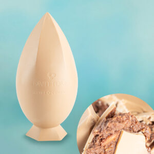 Uovo Iconico farcito al cioccolato bianco, caramello salato e mandorla